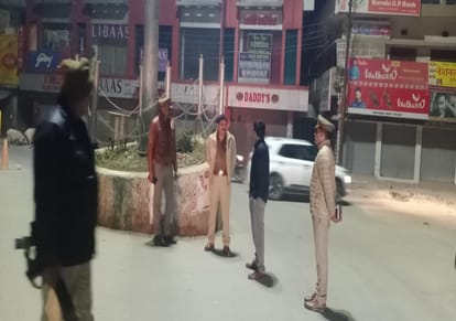 Night Curfew in UP omicron updates mirzapur Police came out on road to follow covid  rules mau SP seen explaining to people