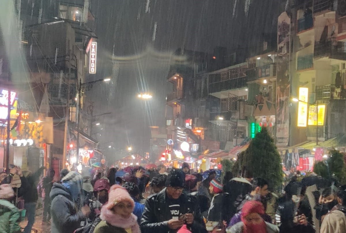snowfall in himachal pradesh Tourist stranded in Manali Hamta Pass jalori pass and parashar in mandi