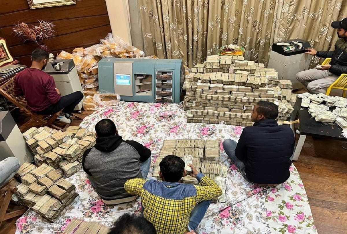 Modi in Kanpur: PM surrounded the former CM on the black money found in the perfume traders place