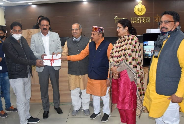Delhi CM Dramebaaz acts like a magician: Moolchand