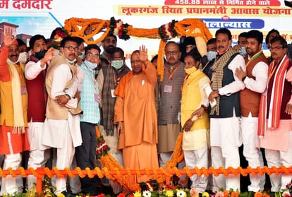 Prayagraj: Close to mafia don on CM Yogi's stage, garlanded CM