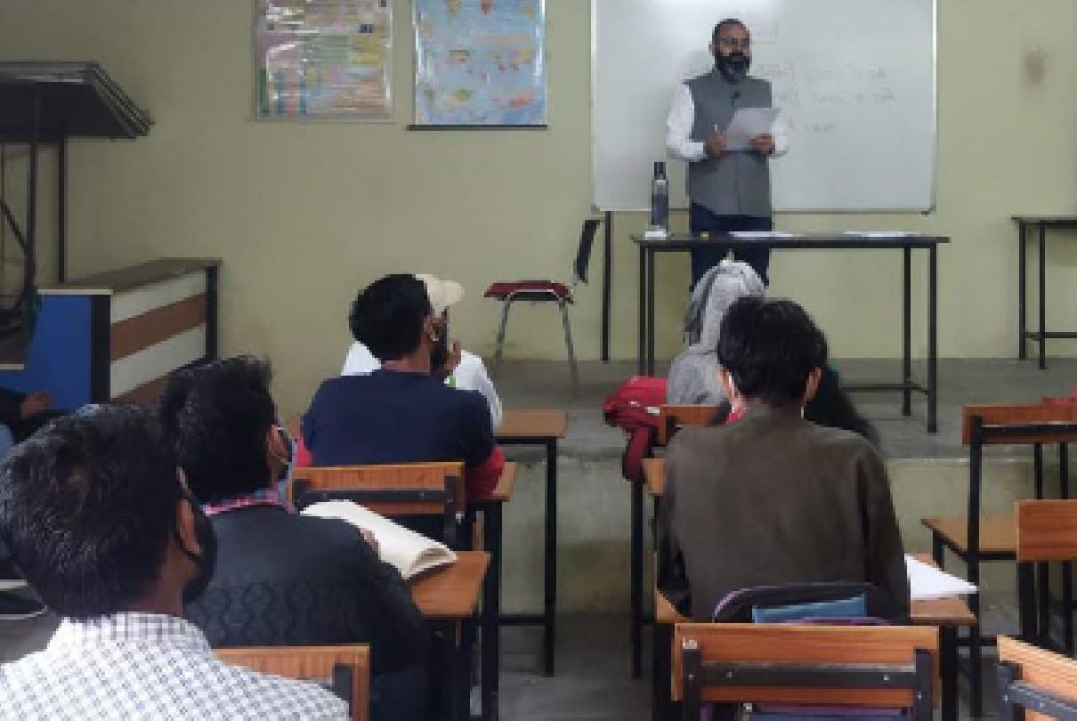Sehore: Collector himself started taking classes in Chief Minister's home district Sehore, know what was the reason