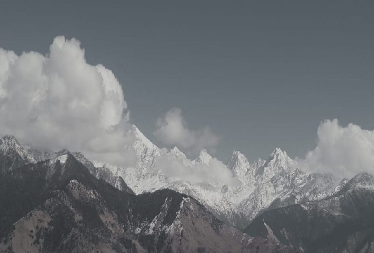 uttarakhand weather update today news: snowfall expected today, munsyari got season first snowfall, photos