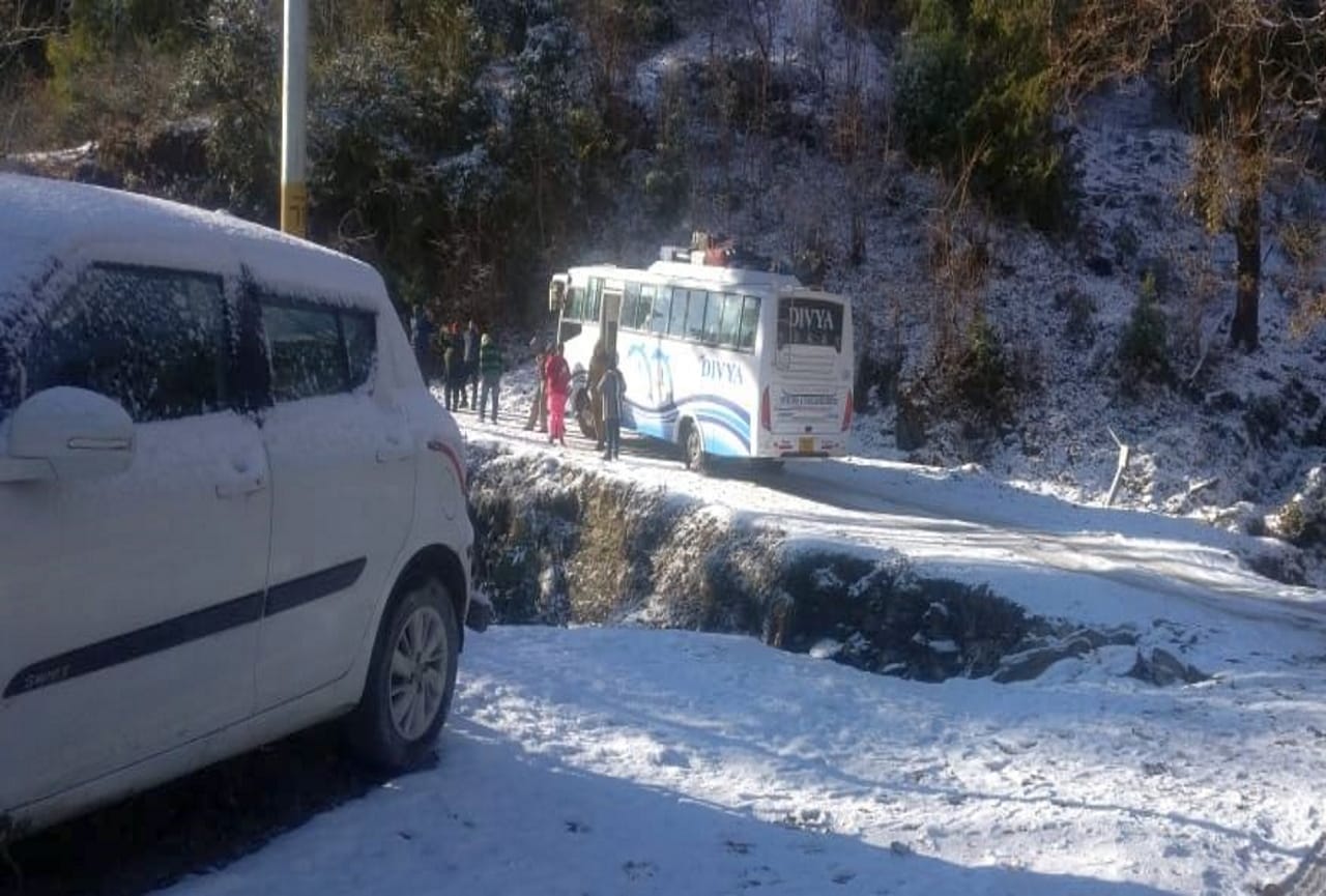 uttarakhand weather update today news: snowfall expected today, munsyari got season first snowfall, photos