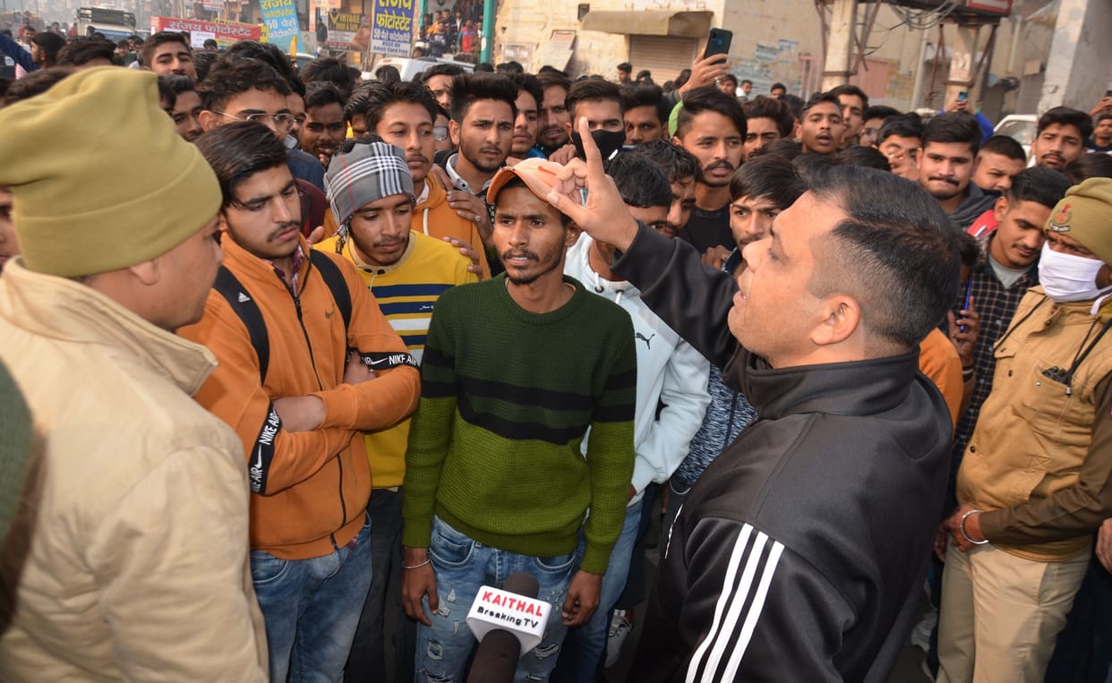 Students who came to see the youth festival did not get admission, created a ruckus