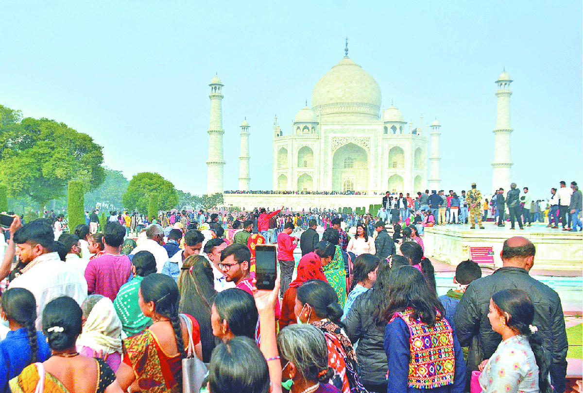 Agra Taj Mahal Tourist Visited on Weekend: seventy thousand tourists visited the Taj Mahal for two days