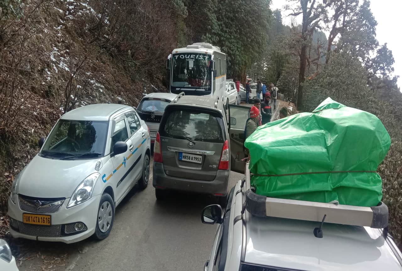 tourist rush in weekend: tourist rush in uttarakhand hill station, see photos