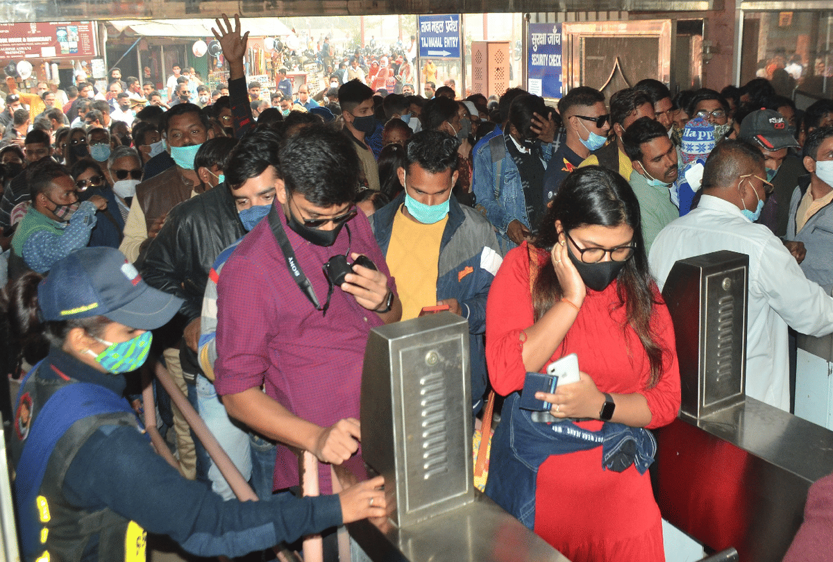 One lakh tourists visited the Taj Mahal in three days