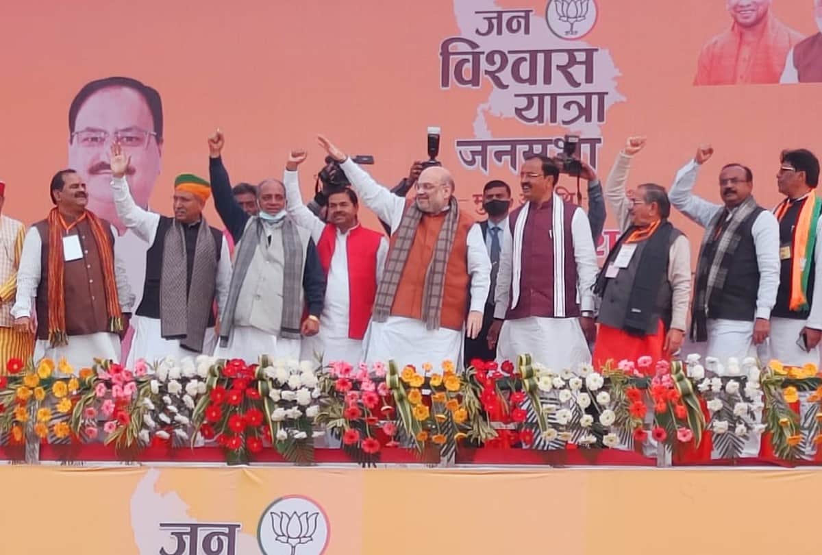 family members protest for justice to Chandan Gupta in Amit Shah public meeting in Kasganj