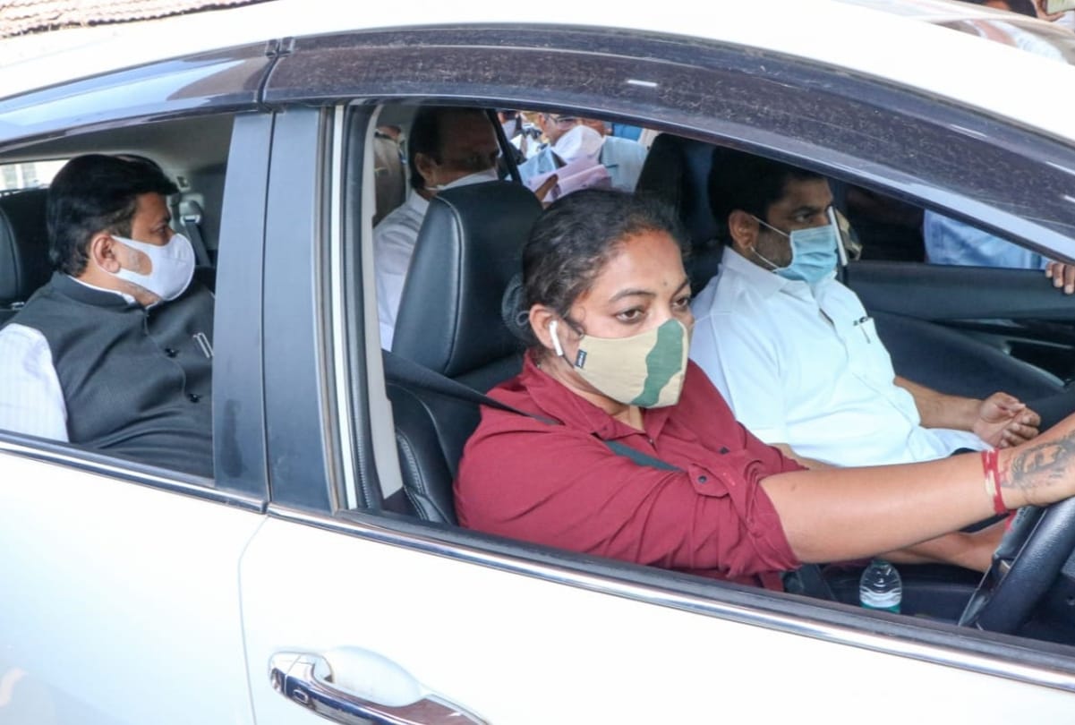 women constable drive maharashtra deputy cm ajit pawars car, other ministers applaud