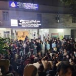 पुलिस स्टेशन के बाहर डॉक्टरों की भीड़।