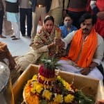 श्रीकाशी विश्वनाथ मंदिर में दर्शन-पूजन  करते भोजपुरी अभिनेता और गोरखपुर सांसद रविकिशन ।