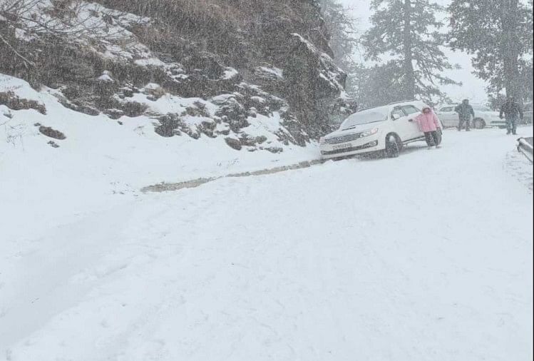 Police rescues 13 people trapped in heavy snowfall in Ladakh