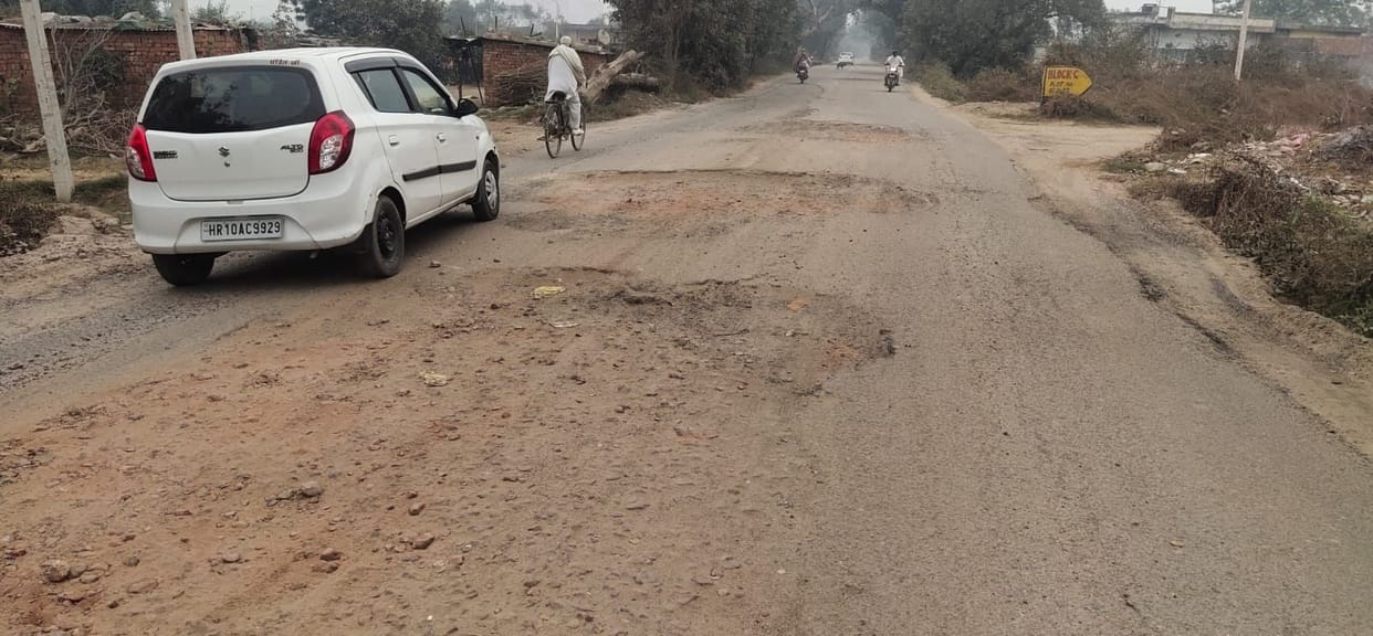 Roads have to be found in potholes, drivers who are victims of accidents