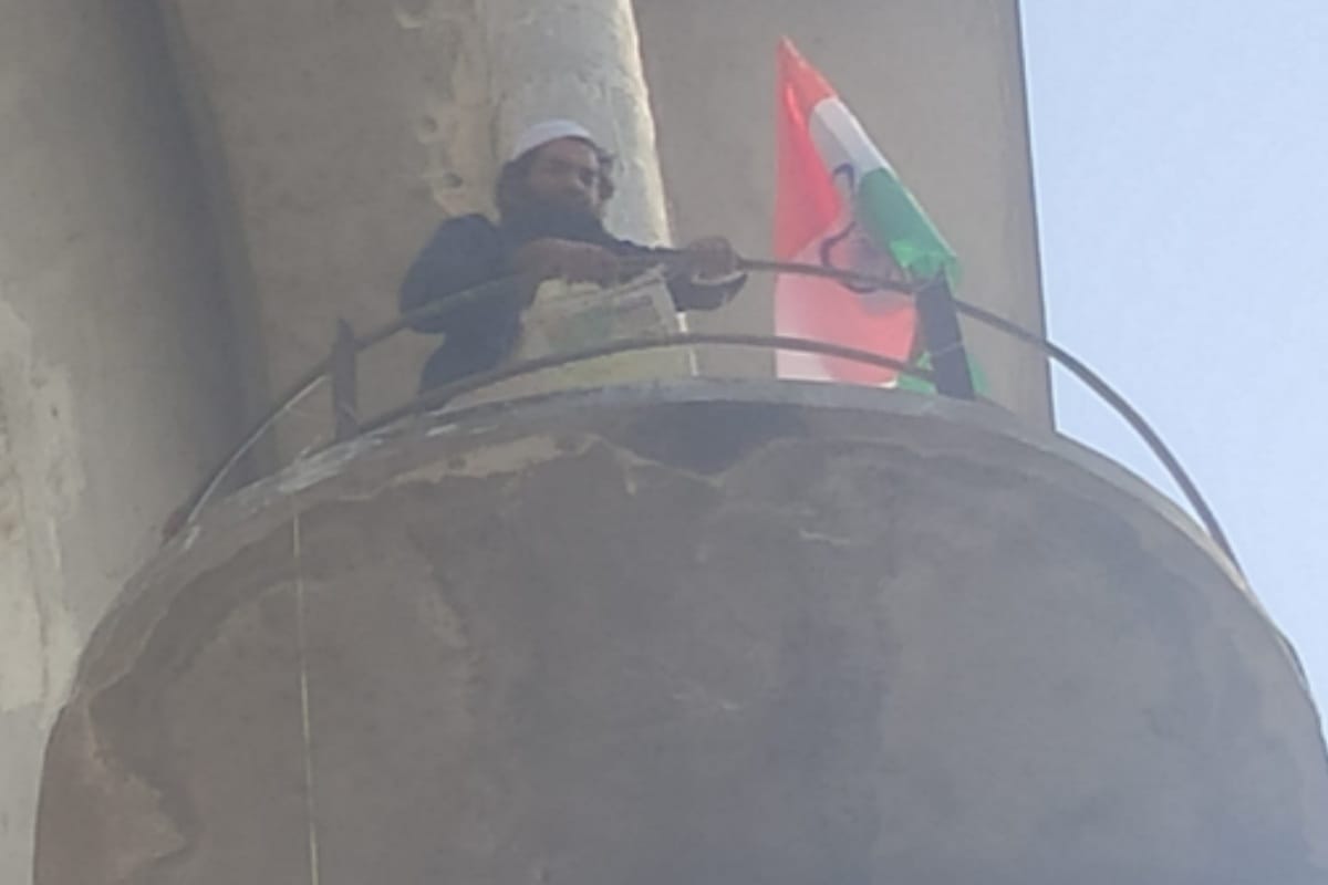 Meerut: A person climbed on a water tank in a filmy manner regarding public problems
