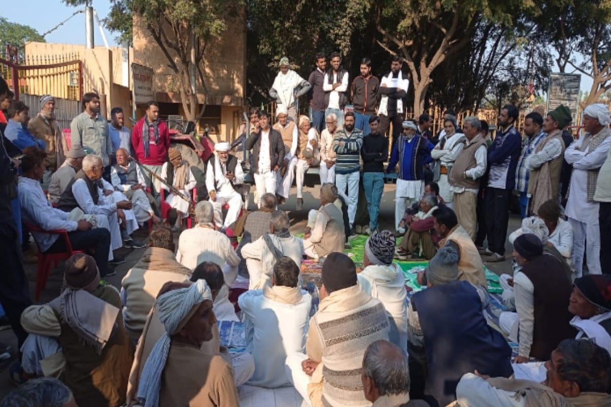 Meerut: Farmers sitting on dharna at Bajaj Sugar Mill over payment of cane dues, raised these demands