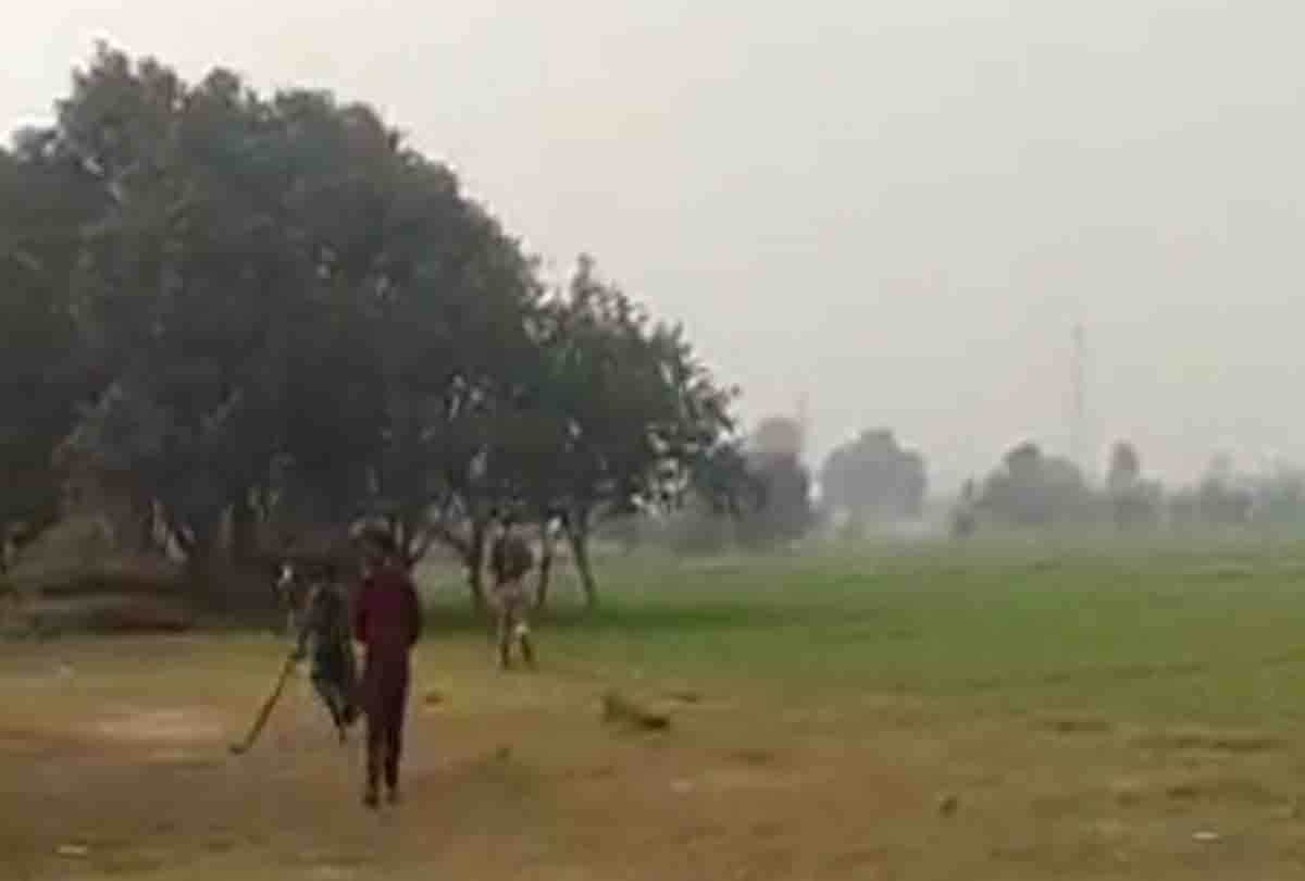 महिलाओं ने दरोगा को बंधक बनाकर पीटा