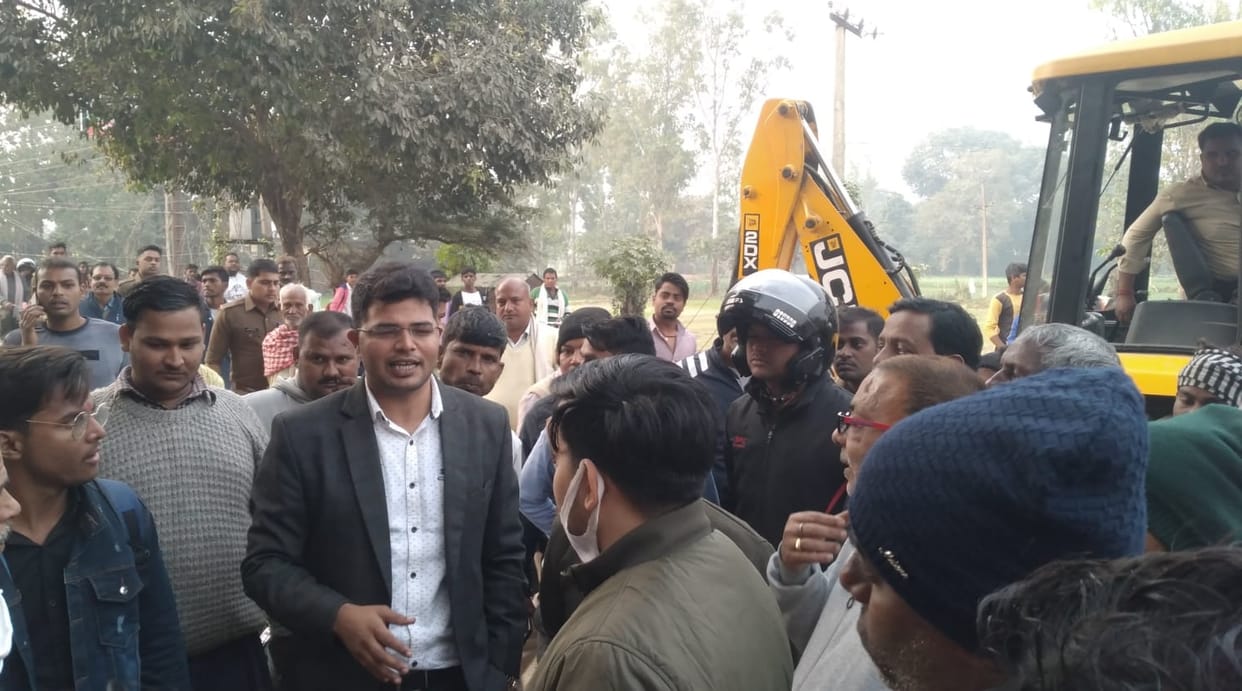 Administration's bulldozer ran in Ajmatgarh against encroachment