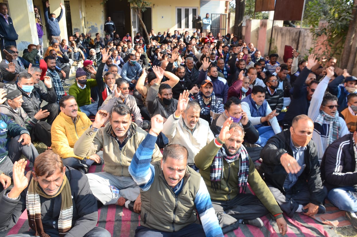 Jal Shakti Department employees demonstrated