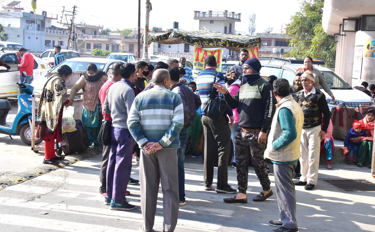 Passengers wandering waiting for buses in ISBT Una