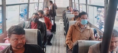 रोडवेज की बस में सोशल डिस्टेंस के साथ बस में बैठे यात्री। संवाद