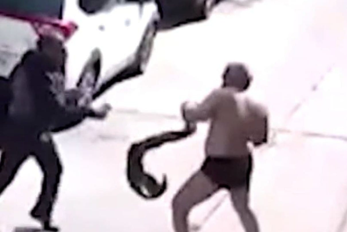 Indore: The DSP got so angry when the dust fell on the car that he ran to beat the bank worker in the towel itself..