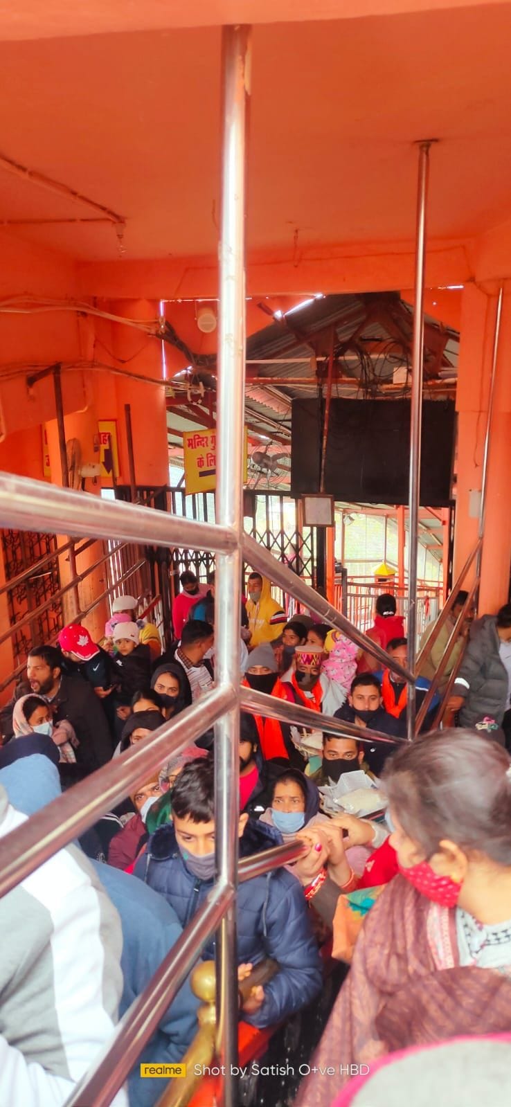 Nine thousand devotees bowed their heads in Baba's court