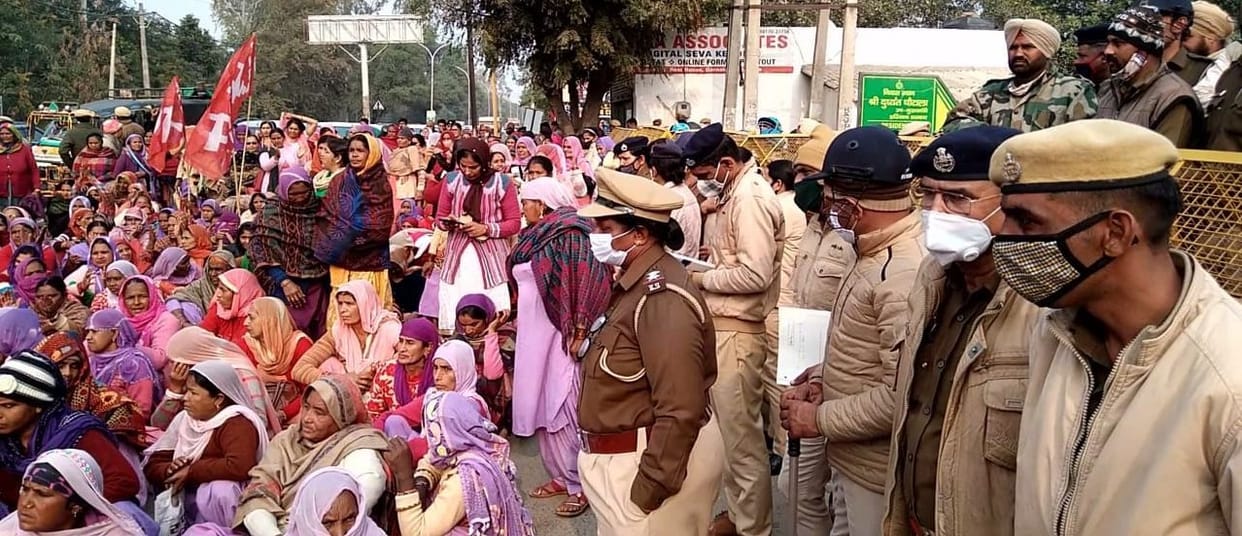 Anganwadi workers came out to lay siege to Deputy Chief Minister's residence, memorandum submitted to SDM