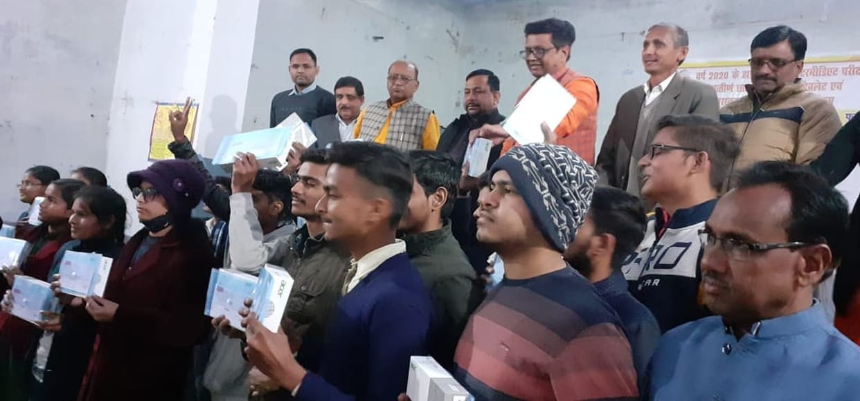 Tablets and 21-21 thousand rupees were distributed to 21 meritorious