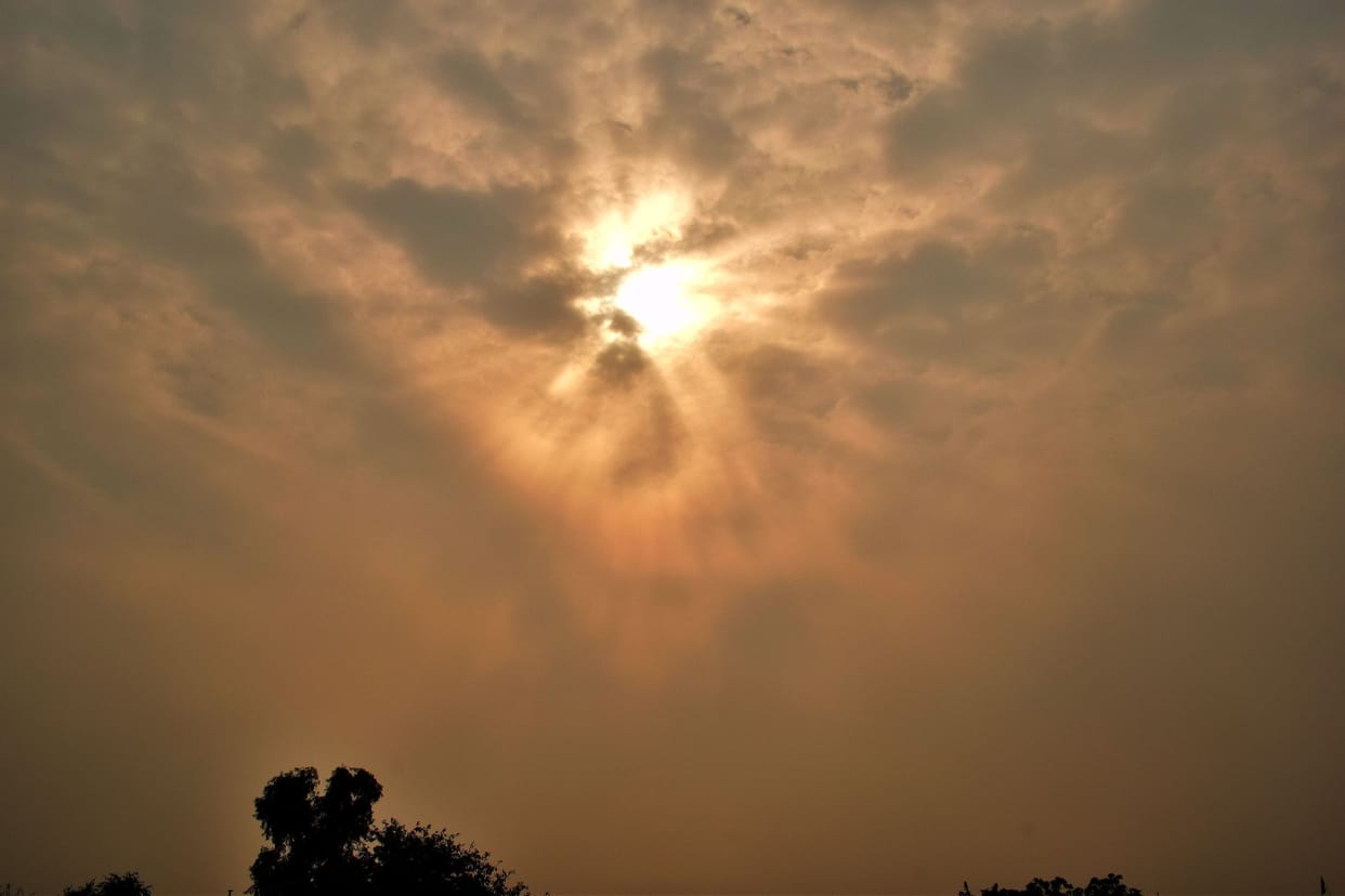 Haze blocked the path of sunshine, chills increased due to gusts of east wind
