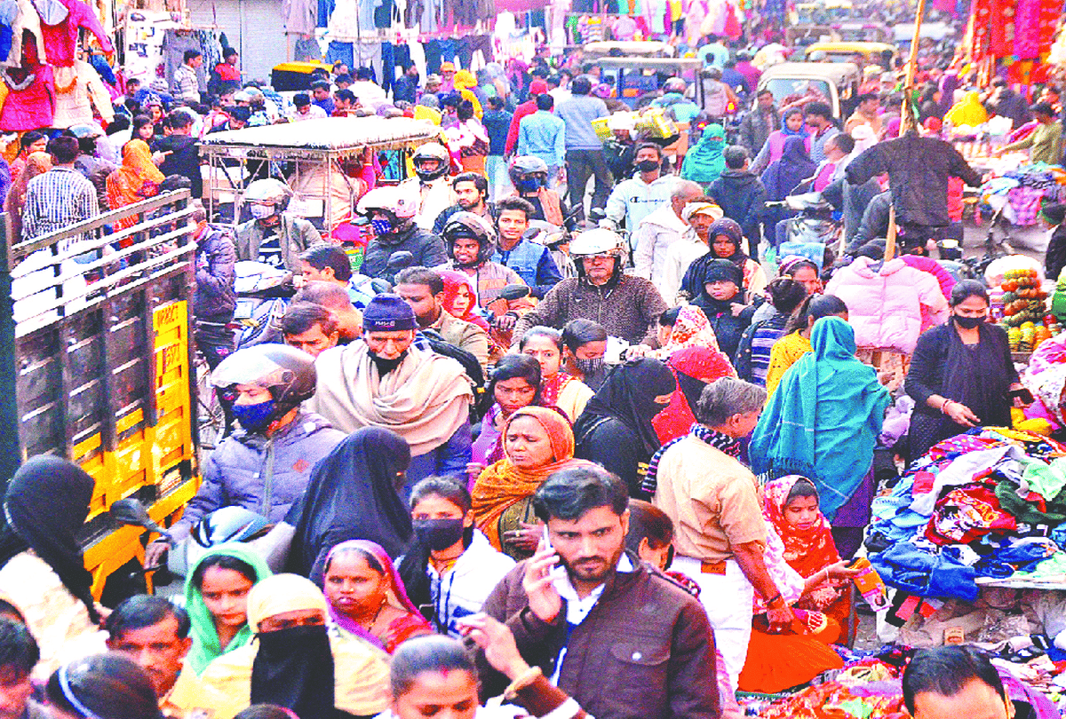 people gathering in the markets without masks of agra