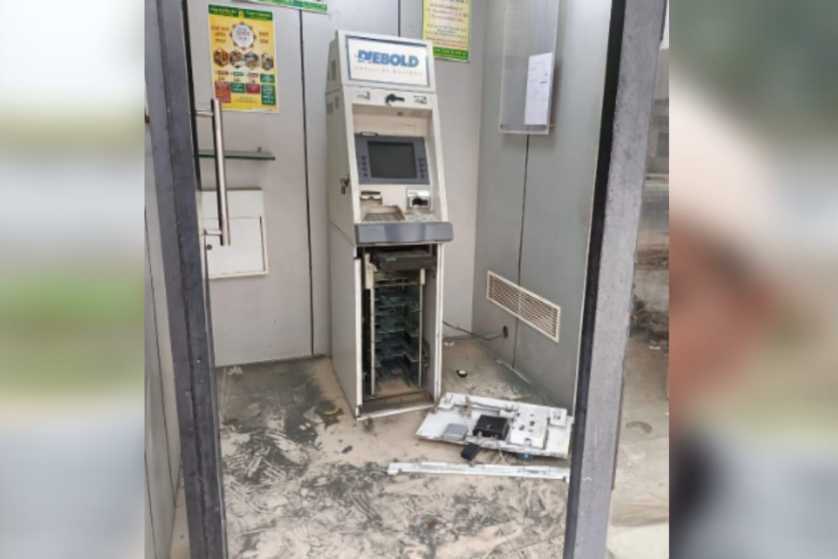 Big robbery in Baghpat: CCTV and siren wires were cut, then the miscreants took 8.5 lakh rupees by cutting the ATM