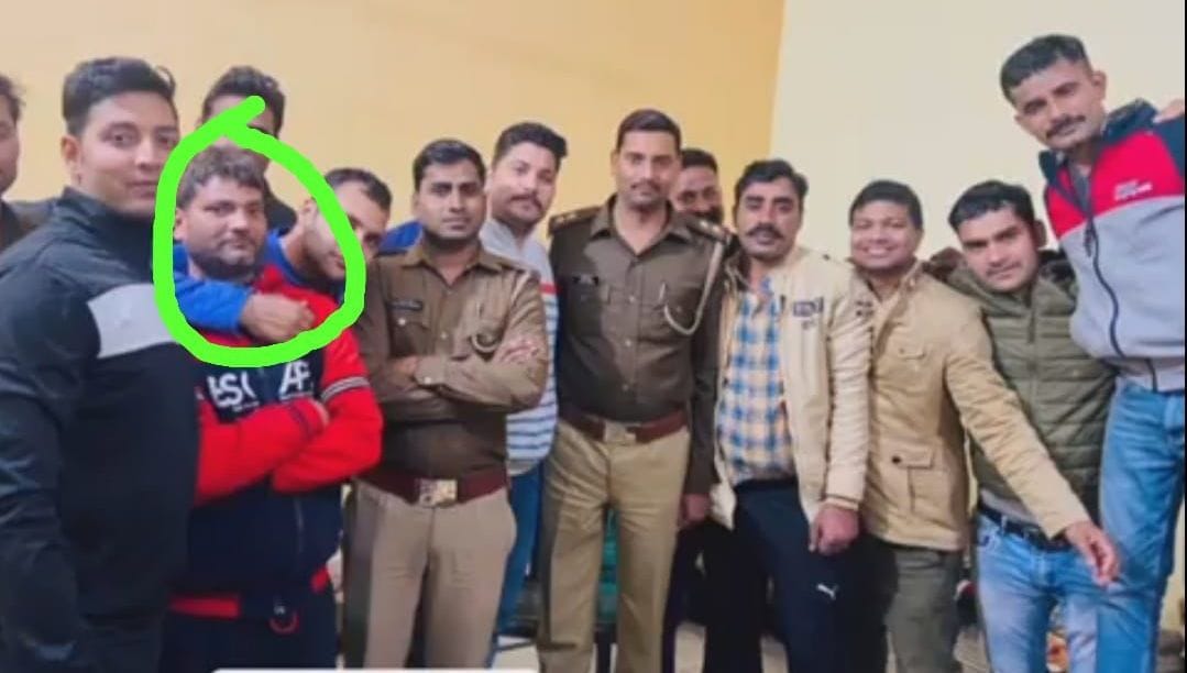 Kanpur Dehat: SO seen celebrating soldier's birthday with history sheeter