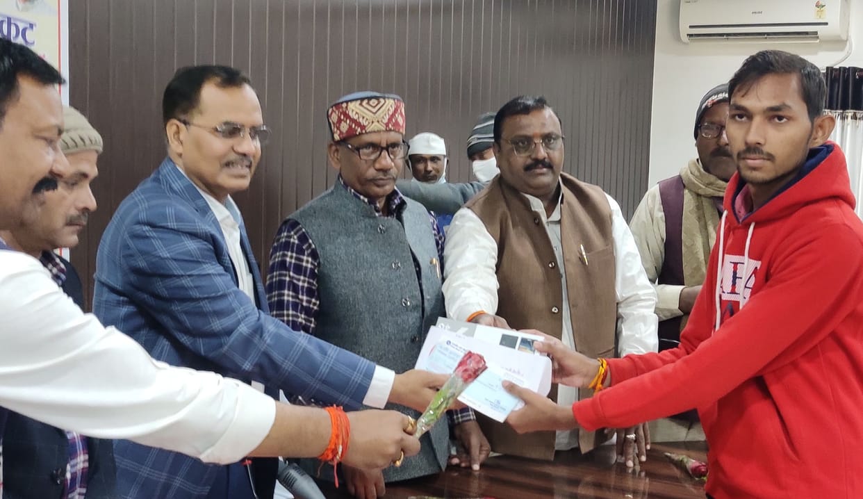 Meritorious people get tablets, happy faces