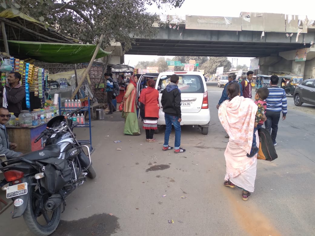 Hardoi intersection in JD of encroachment, getting out of vehicle is also difficult