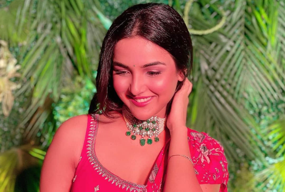jasmin bhasin gorgeous look in floral ruffle saree for friend ring ceremony