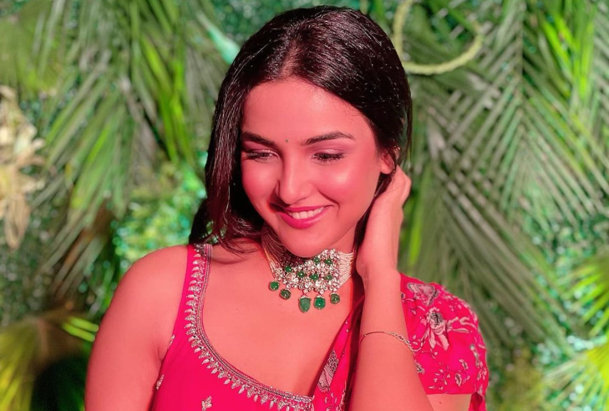 jasmin bhasin gorgeous look in floral ruffle saree for friend ring ceremony