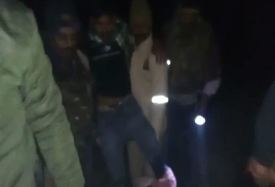 police Encounter in Jaunpur bullet proof jacket saved life of daroga  two miscreants injured