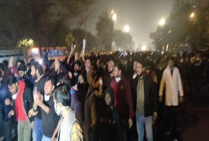 पुलिस कार्रवाई से नाराज रेजीडेंट्स डॉक्टर।