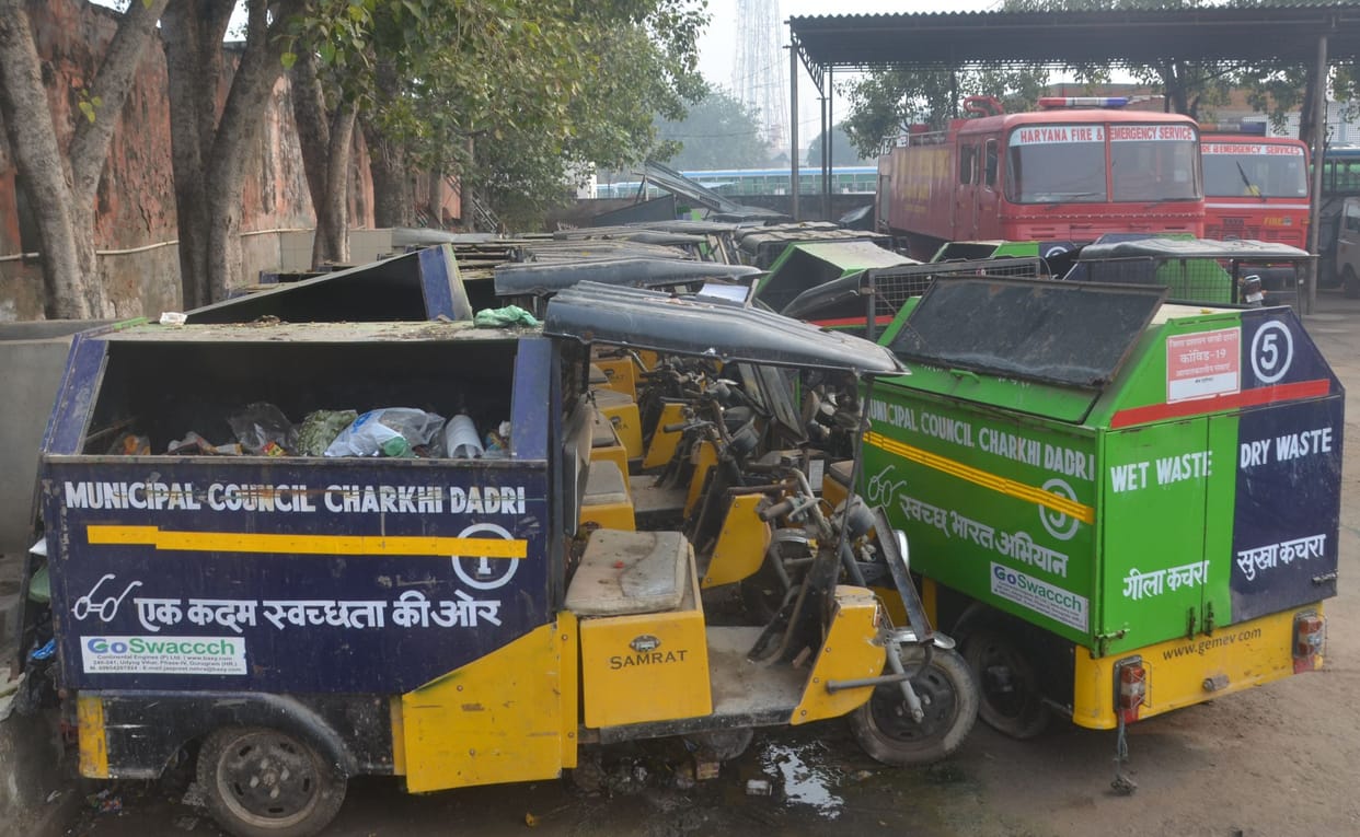 20 e-rickshaws worth 20 lakhs are becoming junk for repairing 20 thousand