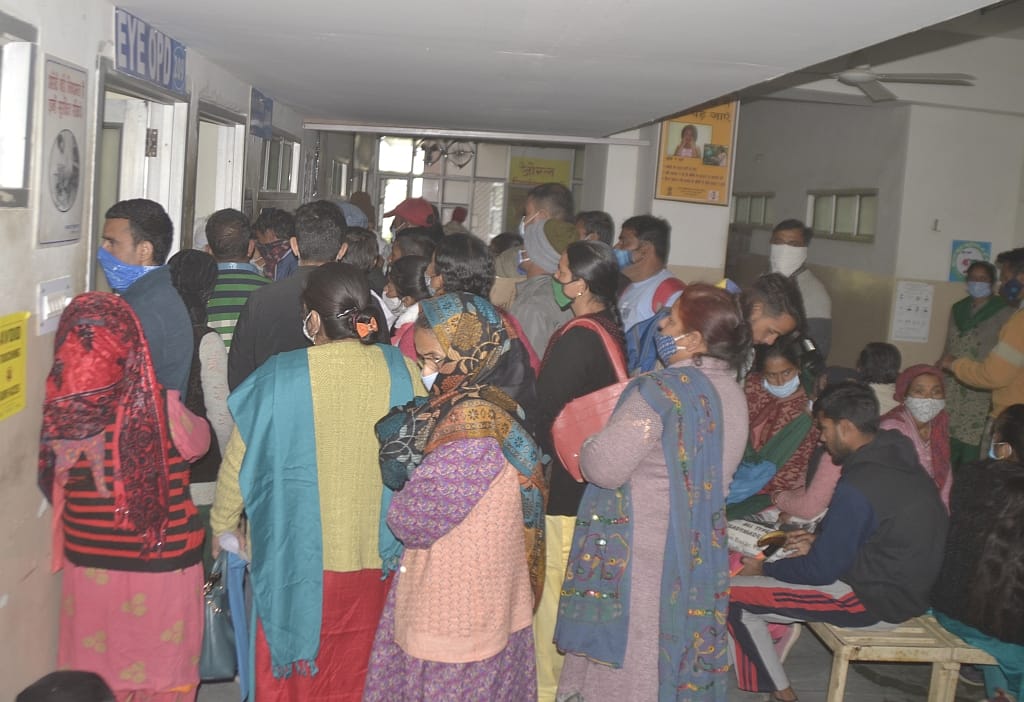 people not follow the social distance and others corona rules in nahan  medical college