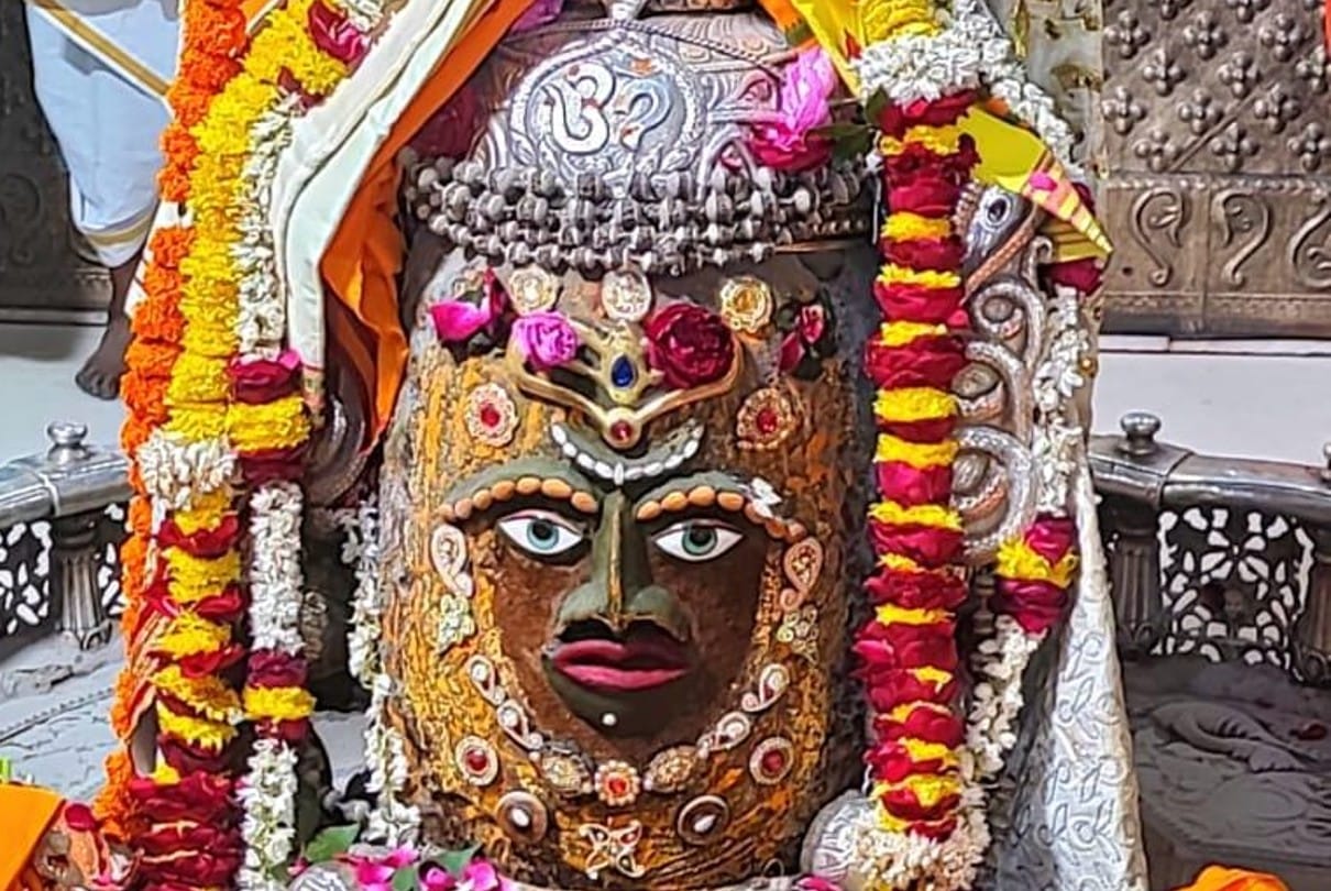 Ujjain: Mahakal's third eye caught theft... instead of putting it in the donation box, the donation amount was kept in the pocket, two employees suspended