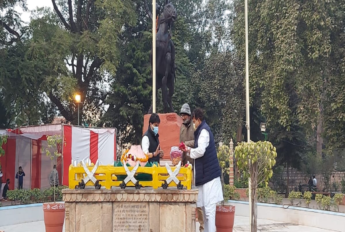 Gwalior: After one and a half century, the Scindia dynasty bowed down before the queen of Jhansi, Jyotiraditya bowed down by offering flowers at the tomb