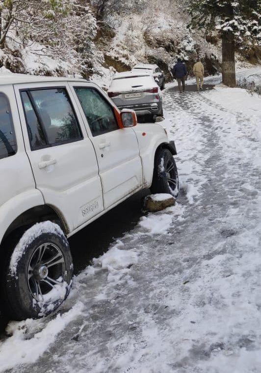 One and a half hundred tourists trapped in snow in Khajrot drain