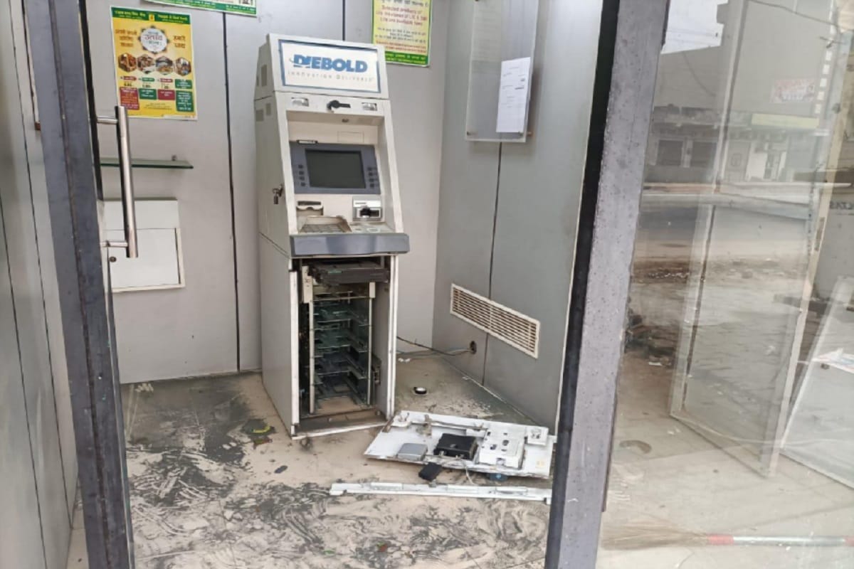 UP Crime News: Crooks have eight lakhs looted in ATM of punjab and sind bank in Baghpat
