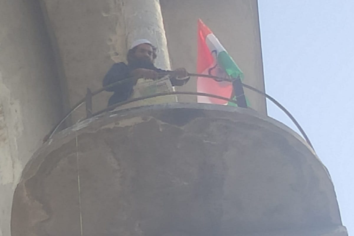 Meerut News: SP worker climbed on the water tank due to many problems