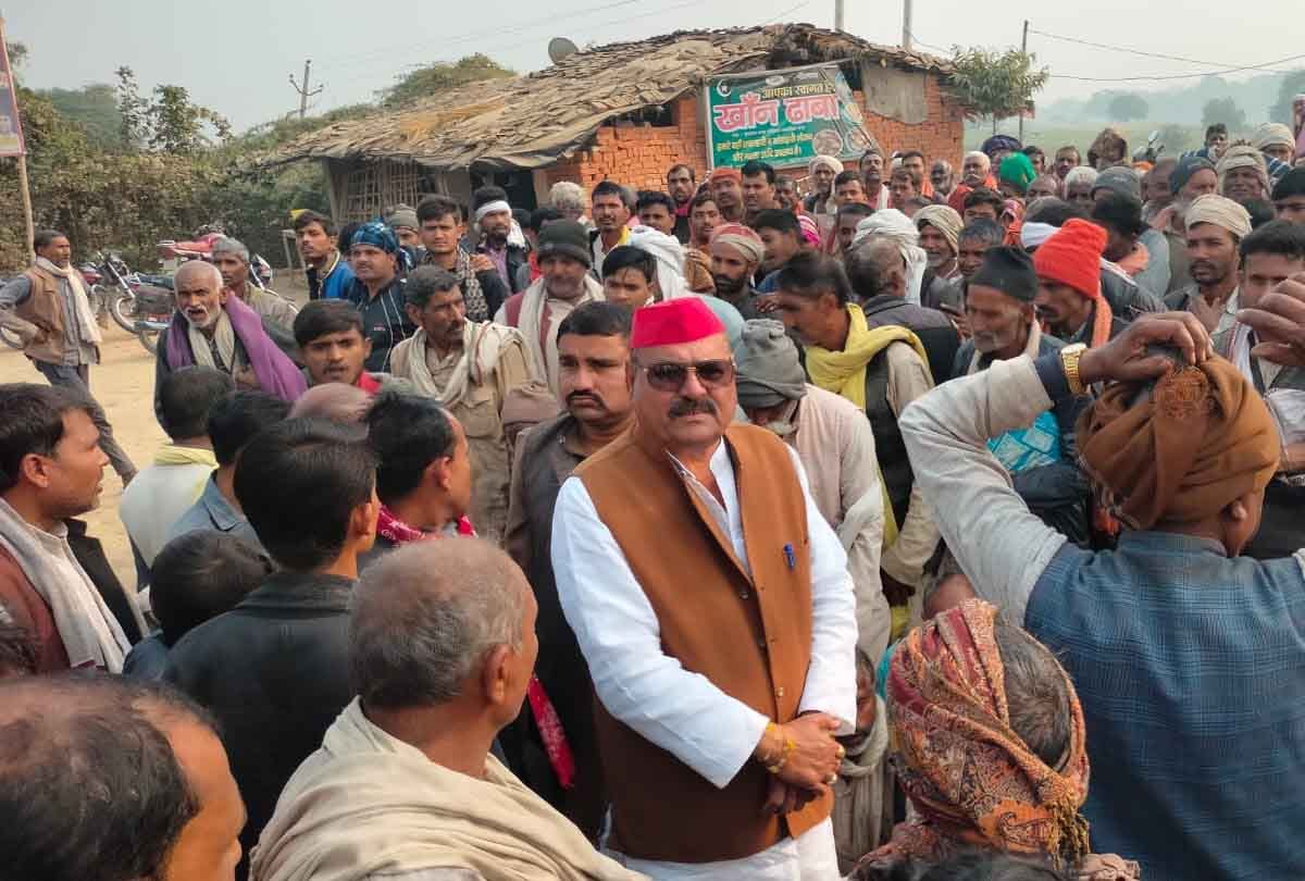 Banda: Farmers who went to get fertilizer created a ruckus, police fired sticks, two bled