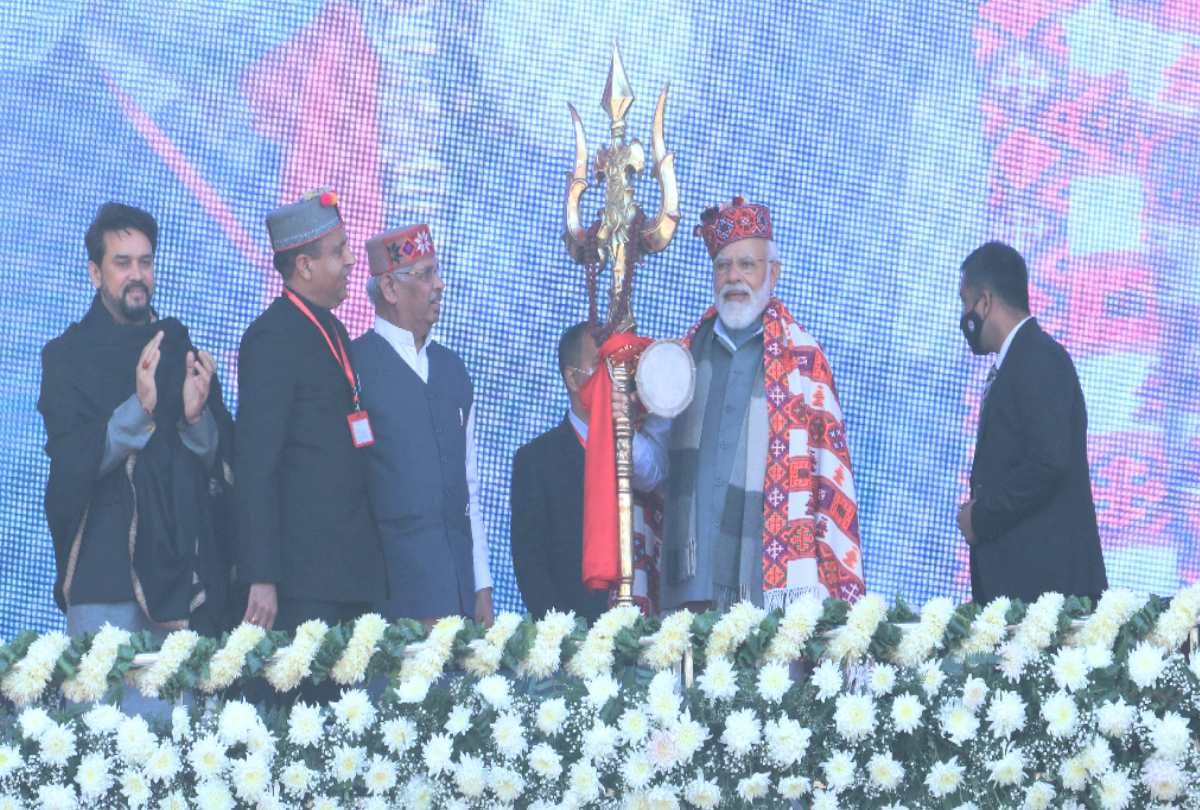 PM Modi tasted Sepu Badi, Siddu and Kachori in a helicopter during mandi rally