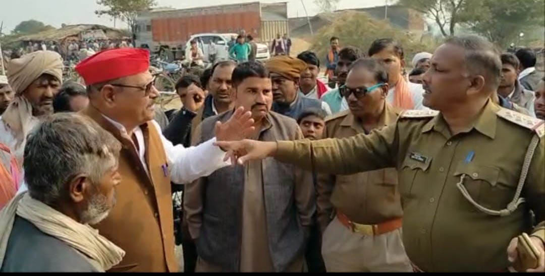 Police lashed sticks on farmers who came to collect urea