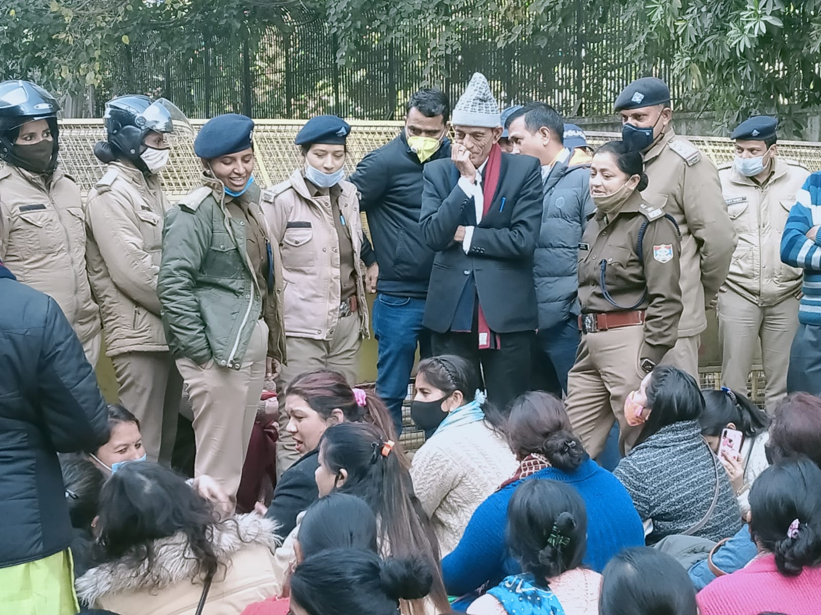 uttarakhand news: movement of police personnel family for giving 4600 grade pay started again